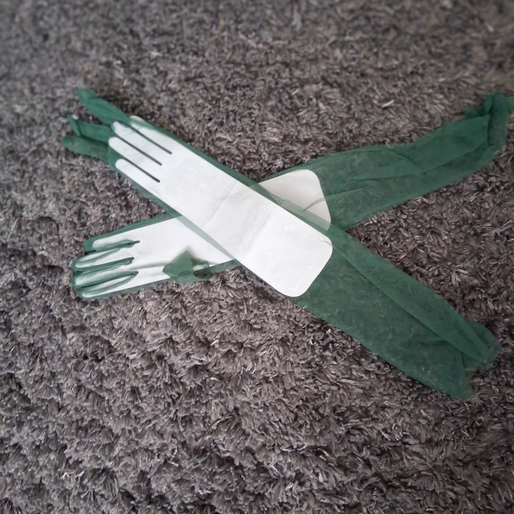 Elegant Green Party Gloves